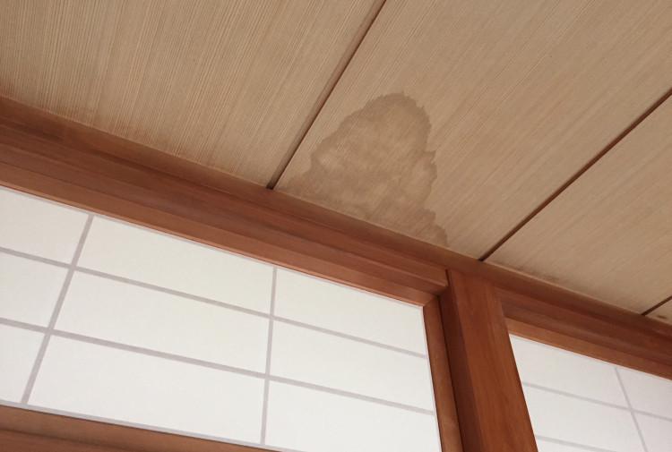住宅で雨漏りによる天井シミ