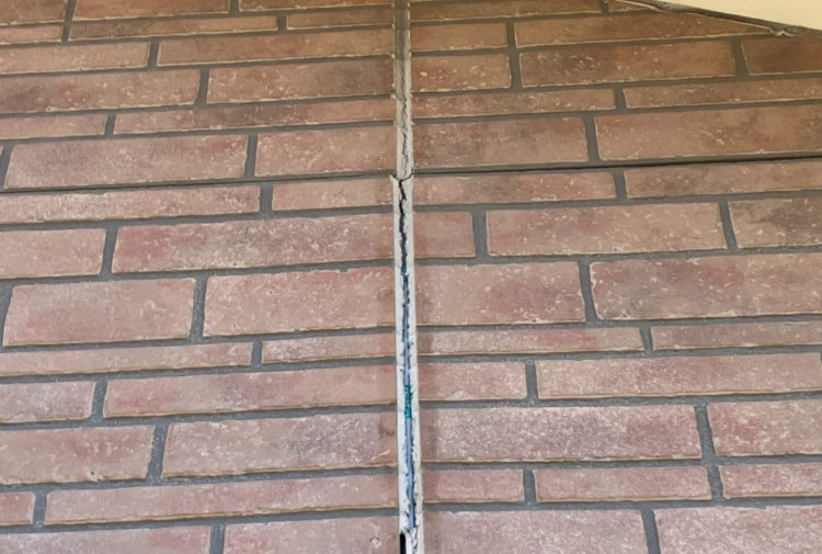 サイディング目地のひび割れ、コーキング劣化初期症状