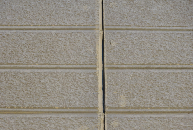 目地とサッシ周りのコーキング剥離状態