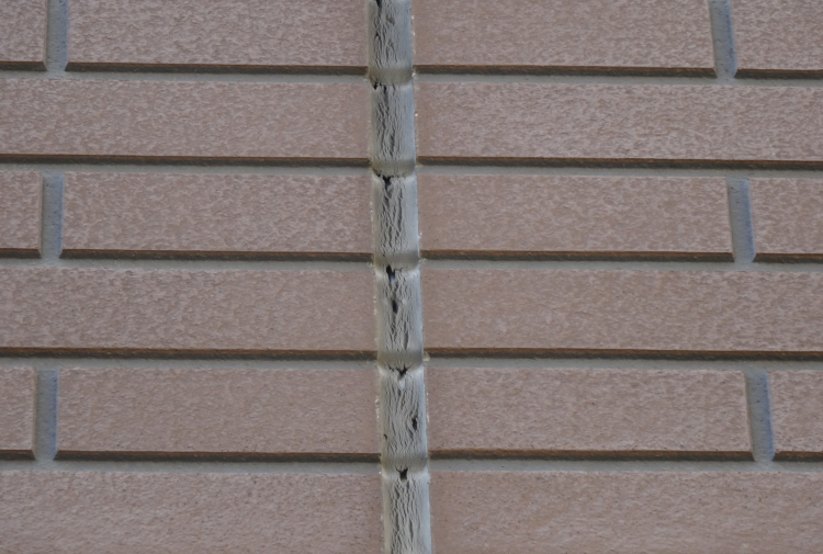 コーキング材の痩せ、凹み状態