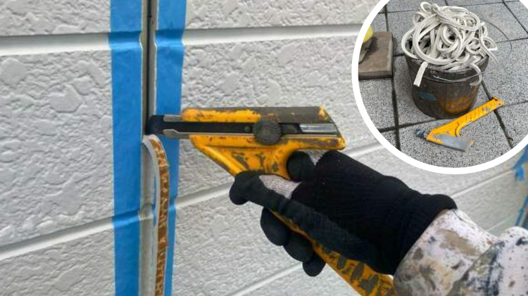 古いコーキング材の撤去作業中の写真