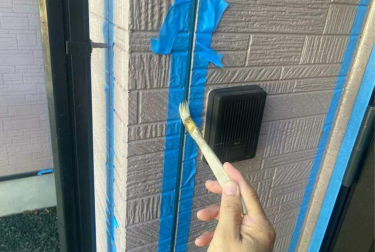 コーキング下地処理、プライマー塗布中