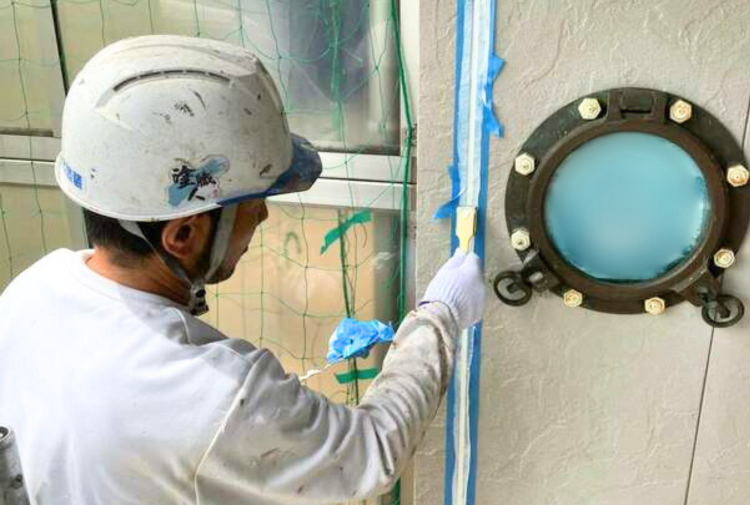 コーキング材の表面均し作業中