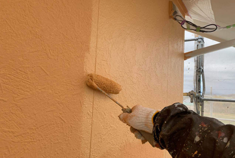 断熱塗装ガイナ施工中の外壁写真、断熱効果を説明