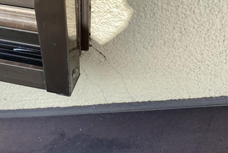 モルタル壁の軽度ひび割れの拡大写真