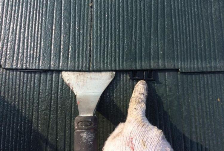 スレート瓦にタスペーサーを挿入して縁切りした写真