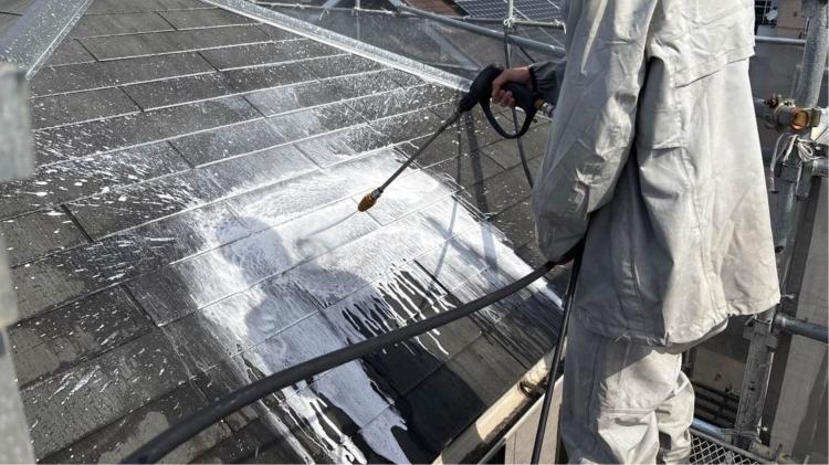 高圧洗浄でスレート瓦のコケやカビを除去する作業風景