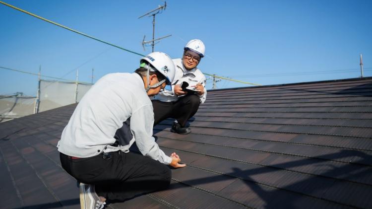 スタッフが住宅の屋根を無料点検している写真
