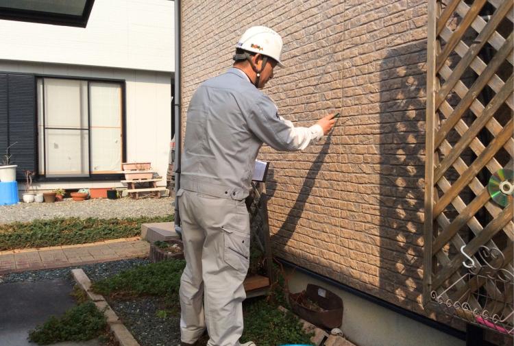 専門家による外壁診断の様子