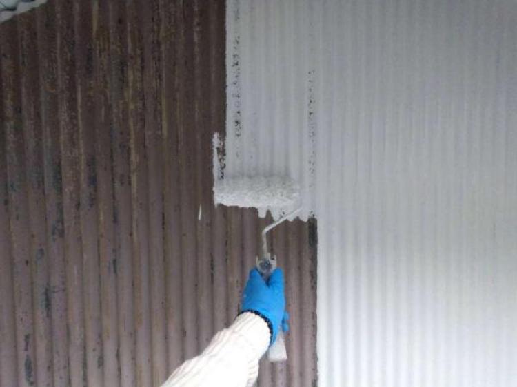 サビ止め塗料の塗装作業の様子