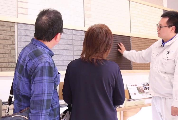 菊川市店舗で外壁塗装の色相談する様子