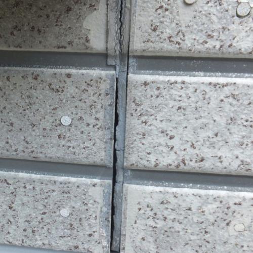 雨漏りの初期サイン（コーキング割れ）