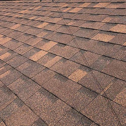 スファルトシングル屋根材の表面アップ。石粒が雨音を吸収する。