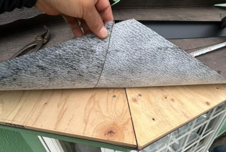 金属庇にアスファルトシングルを重ね張りするカバー工法の説明図