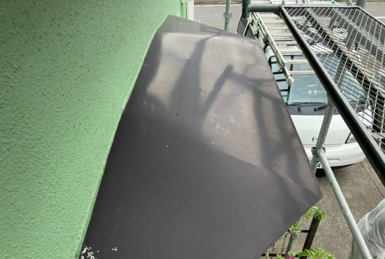 施工前の金属庇。雨音が大きく響く状態