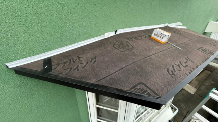 金属庇に防水紙を施工している途中の様子