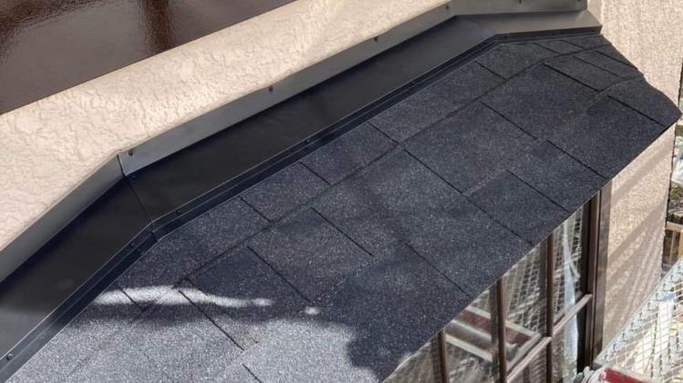 アスファルトシングルを重ね張りした庇の施工後写真