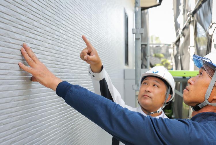 無料点検を行うスタッフ