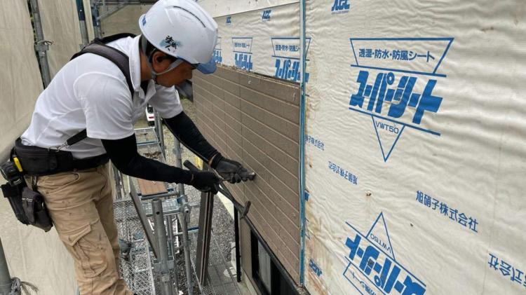 浸水劣化したベランダの外壁を剥がし、張替えを行う様子