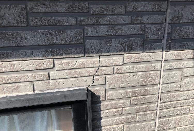 冬季に御前崎市住宅で見られる外壁のひび割れ