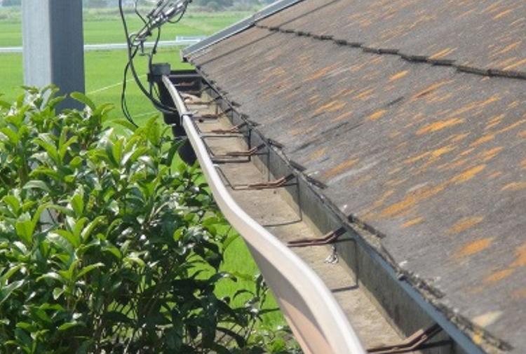 劣化してたわんだ雨樋の拡大写真