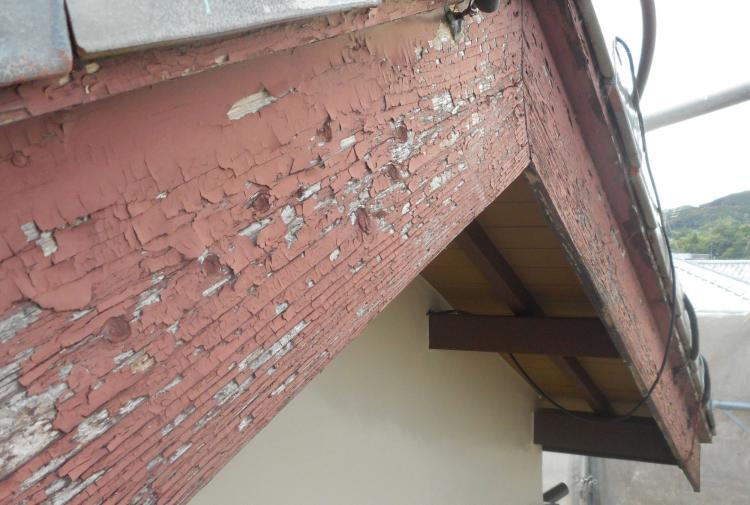 塗装が剥がれ黒ずんだ木製破風板