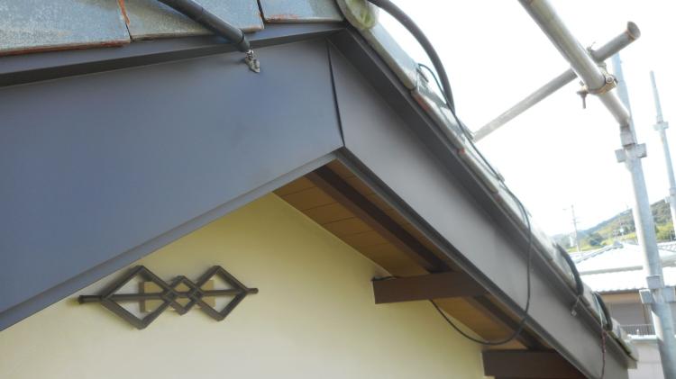板金でカバーされた破風板施工後の住宅