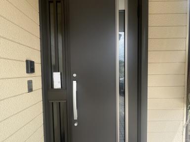 【掛川市玄関リフォーム】退色した玄関ドアを最新デザインに交換し、防犯性と快適性もアップ！