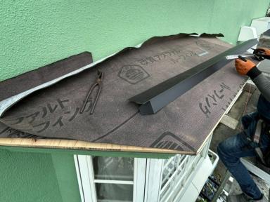 菊川市の屋根防音工事｜庇の雨音を軽減するアスファルトシングルカバー工事